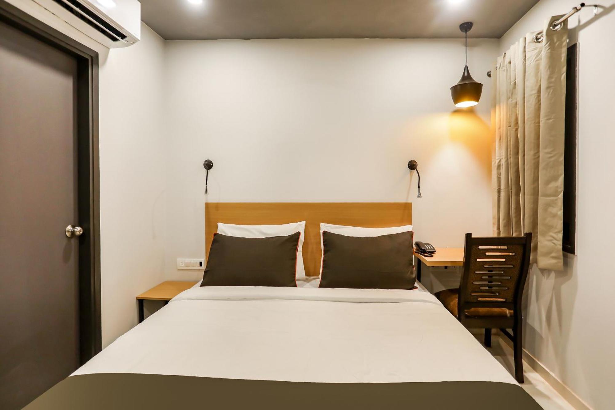 Super Collection O Le Noida Hotel Near Sector 76 Metro Station Eksteriør bilde
