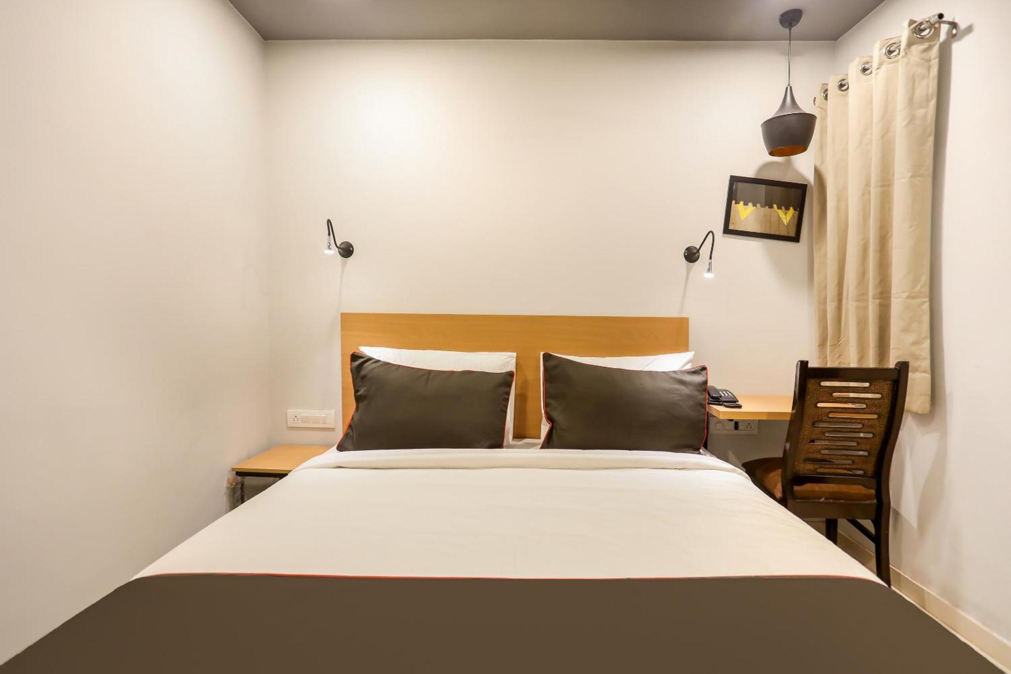 Super Collection O Le Noida Hotel Near Sector 76 Metro Station Eksteriør bilde