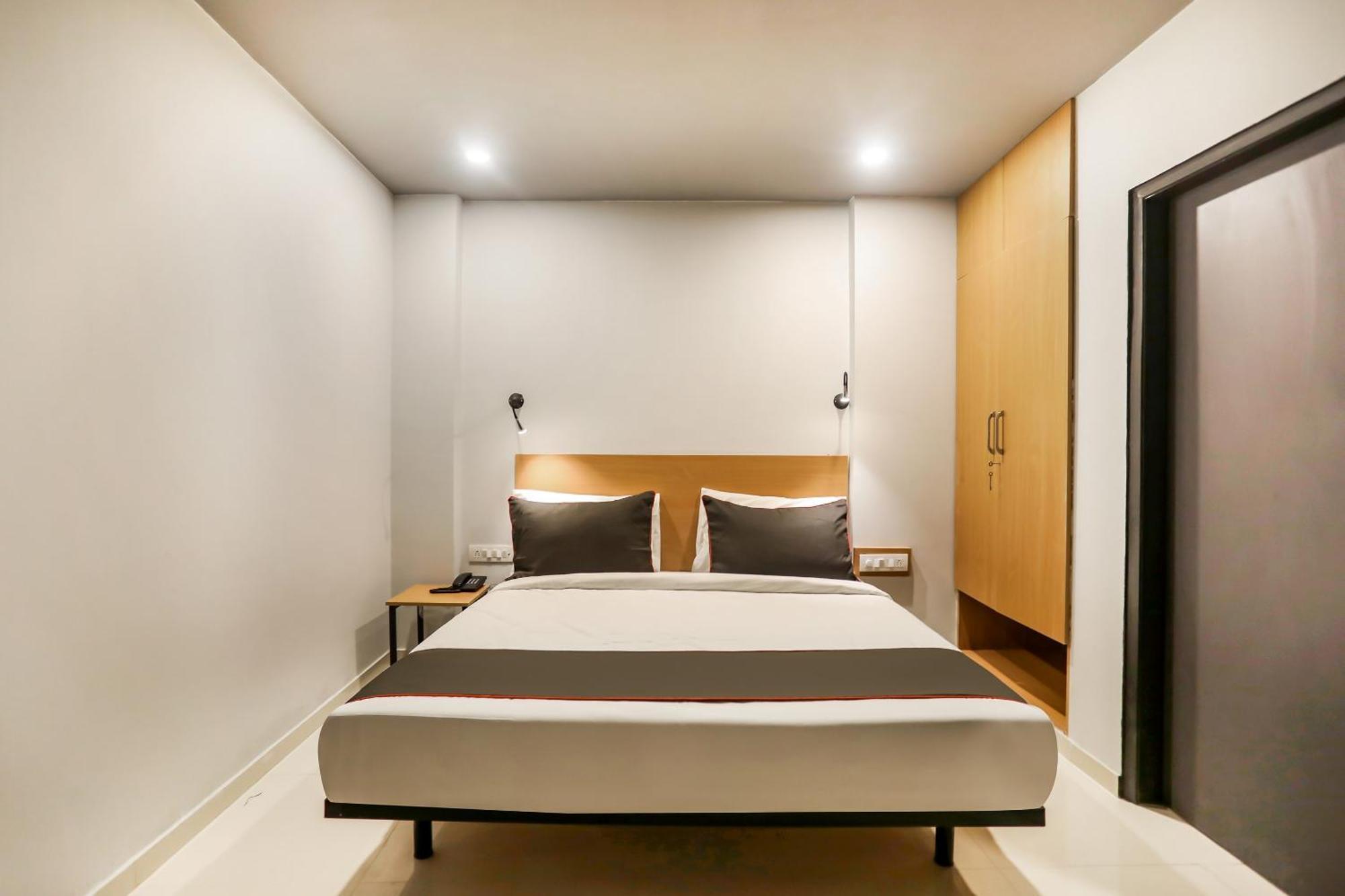 Super Collection O Le Noida Hotel Near Sector 76 Metro Station Eksteriør bilde
