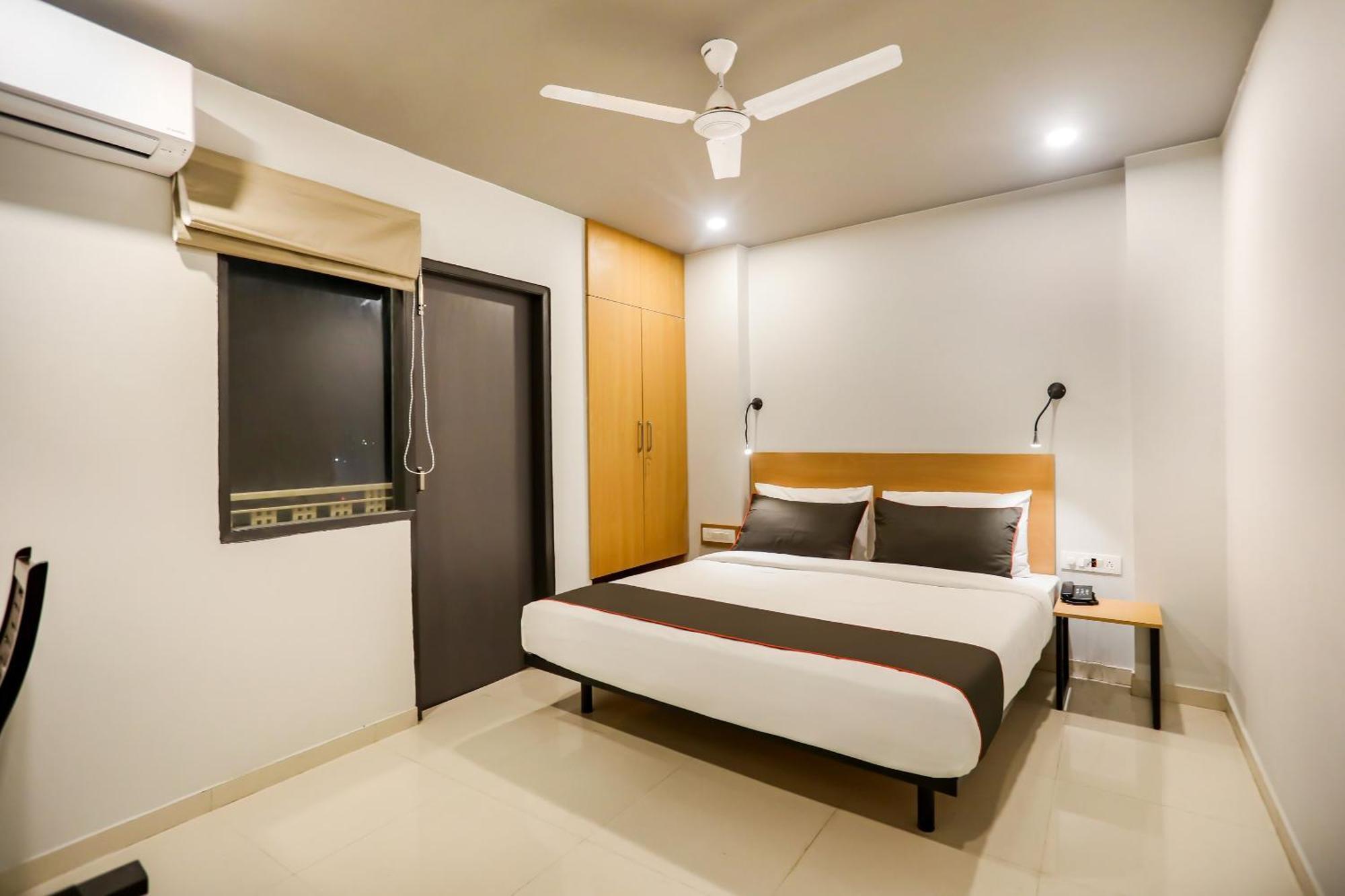 Super Collection O Le Noida Hotel Near Sector 76 Metro Station Eksteriør bilde