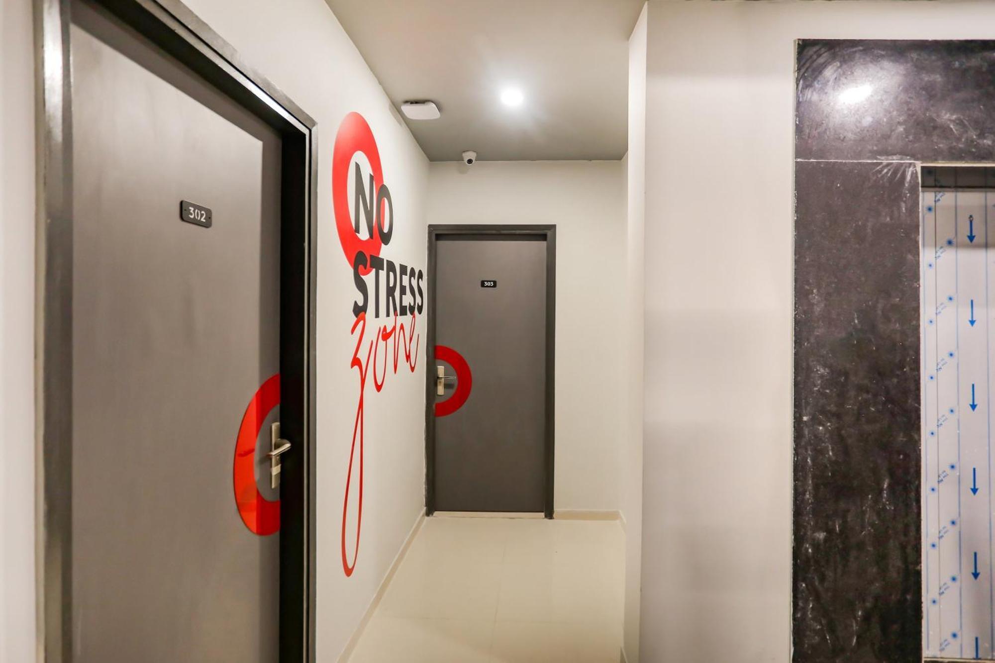 Super Collection O Le Noida Hotel Near Sector 76 Metro Station Eksteriør bilde