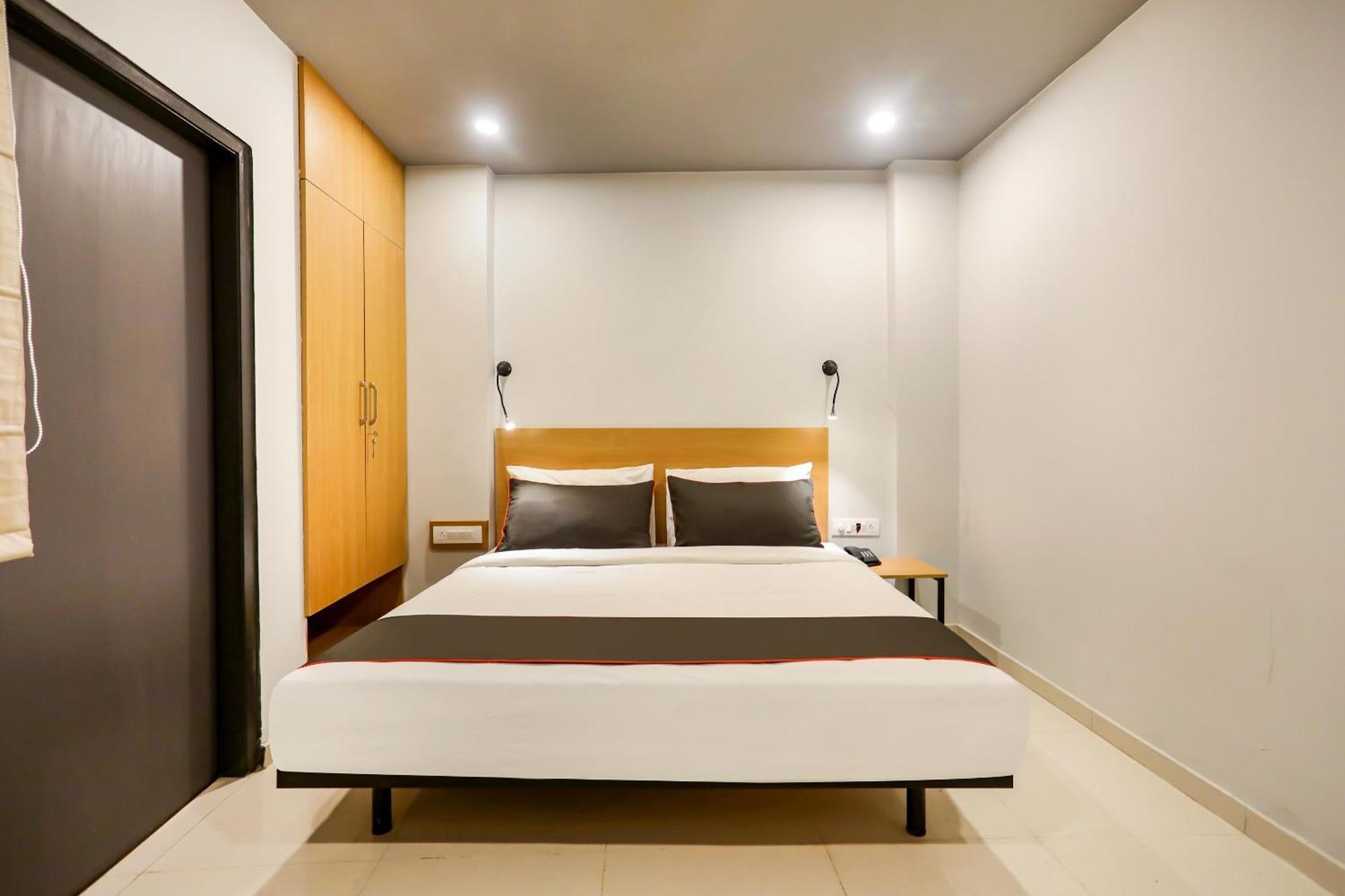 Super Collection O Le Noida Hotel Near Sector 76 Metro Station Eksteriør bilde