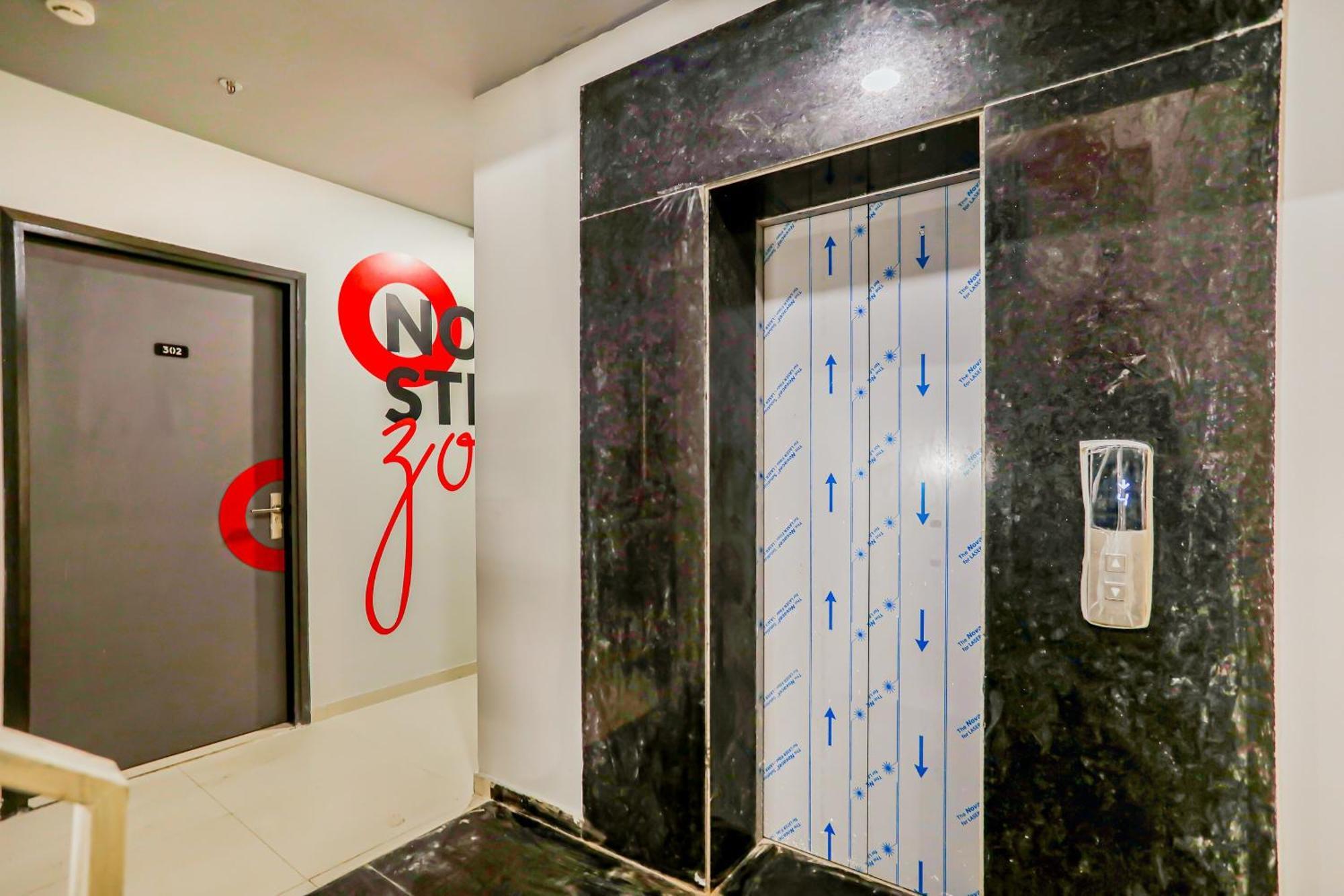Super Collection O Le Noida Hotel Near Sector 76 Metro Station Eksteriør bilde