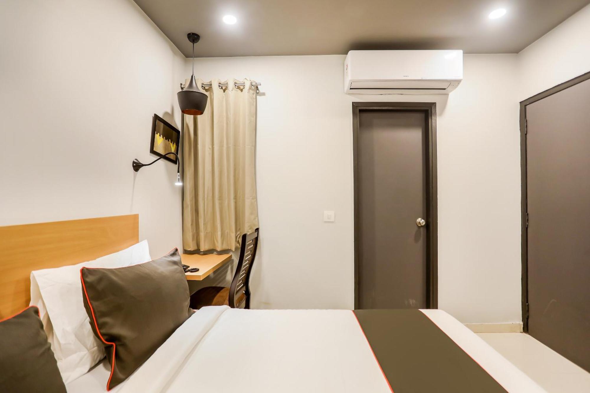 Super Collection O Le Noida Hotel Near Sector 76 Metro Station Eksteriør bilde